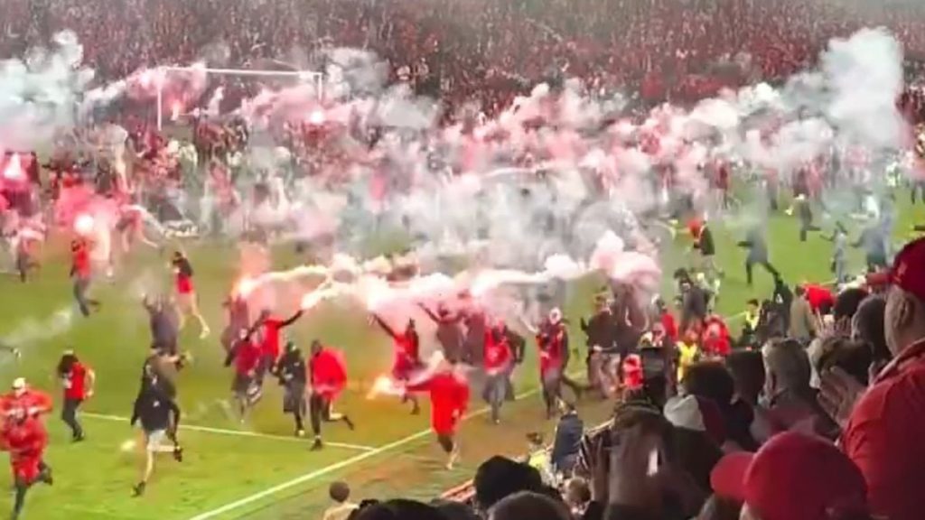 Çekya’da Slavia Prag-Sparta Prag derbisi taraftar olaylarıyla yarıda kaldı
