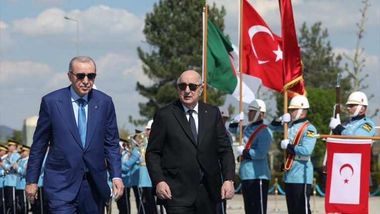 Erdoğan, Cezayir Cumhurbaşkanı Tebbun’u Külliye’de resmi törenle karşıladı
