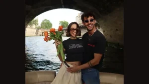 Paris’te romantik evlilik teklifi: Serkay Tütüncü Zeynep Bastık’a ‘evet’ aldı